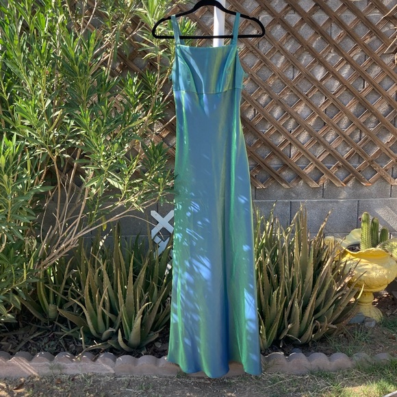 ✨HOST PICK✨ Faviana iridescent formal dress - Picture 9 of 16